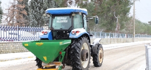 Gelibolu Belediyesi ekipleri kardan etkilenen yollarda tuzlama çalışması gerçekleştirdi