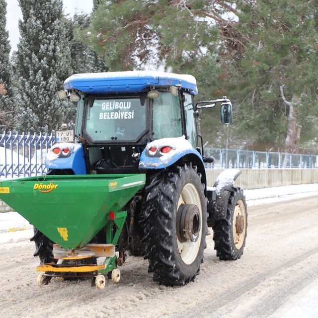 Gelibolu Belediyesi ekipleri kardan etkilenen yollarda tuzlama çalışması ge...
