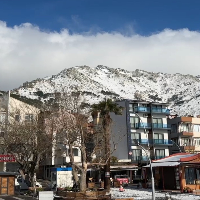 Türkiye'nin tek ada ilçesi Marmara'da fırtına ve kar; adaya 2 gün ulaşım sa...