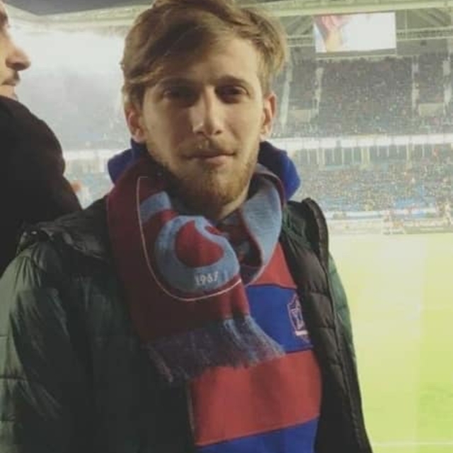 Ehliyetsiz sürücünün kullandığı minibüs motokuryeye çaptı; kaza kamerada