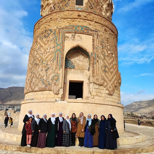 Derikli kadınlar Hasankeyf'te tarihi ve turistik mekanlarını gezdi