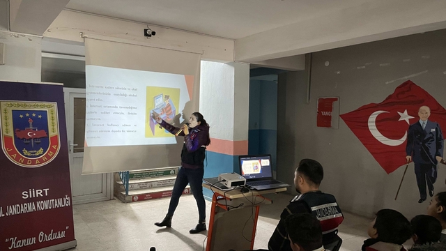 Siirt'te jandarmadan siber suçlara yönelik bilgilendirme eğitimi