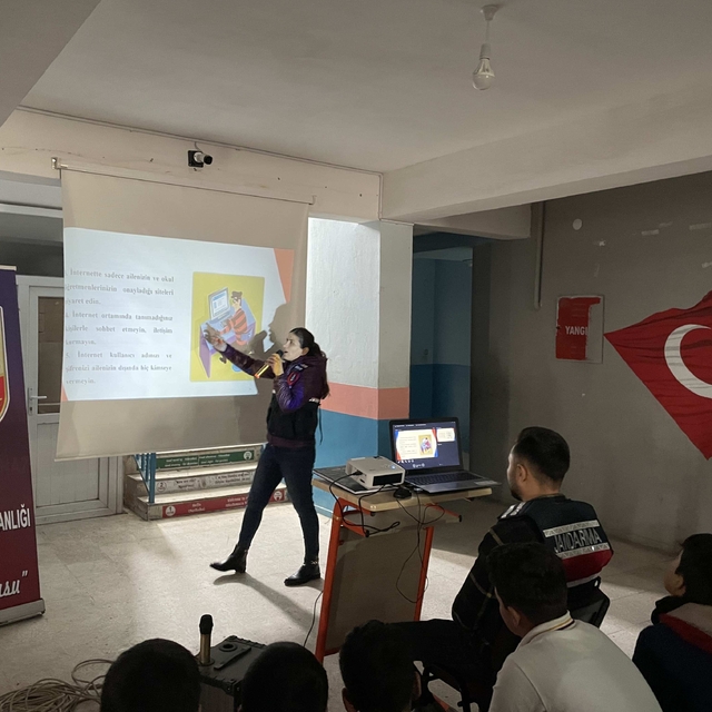 Siirt'te jandarmadan siber suçlara yönelik bilgilendirme eğitimi