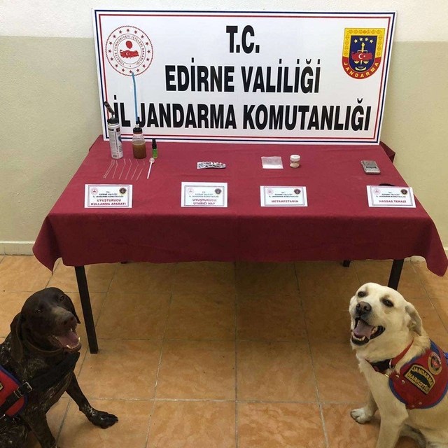 Edirne'de otomobilinde uyuşturucu ele geçirilen şüpheli gözaltına alındı