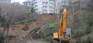 Heyelan nedeniyle tahliye edilen binadakiler, çalışmaların ardından evlerine geçebilecek
