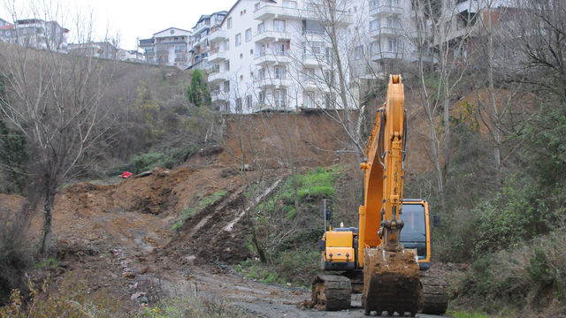 Heyelan nedeniyle tahliye edilen binadakiler, çalışmaların ardından evlerine geçebilecek