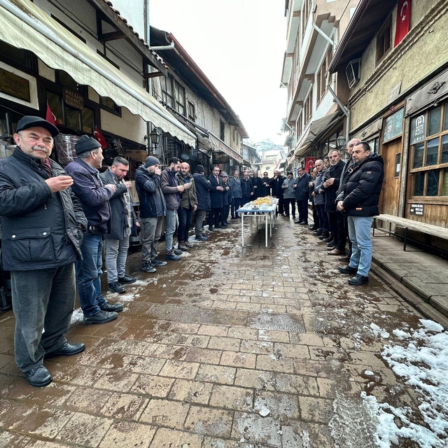 Mudurnu'da Regaip Kandili dolayısıyla ballı lokma dağıtıldı
