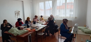 Alaca HEM kursiyerleri Filistinliler için battaniye ve kıyafet dikti