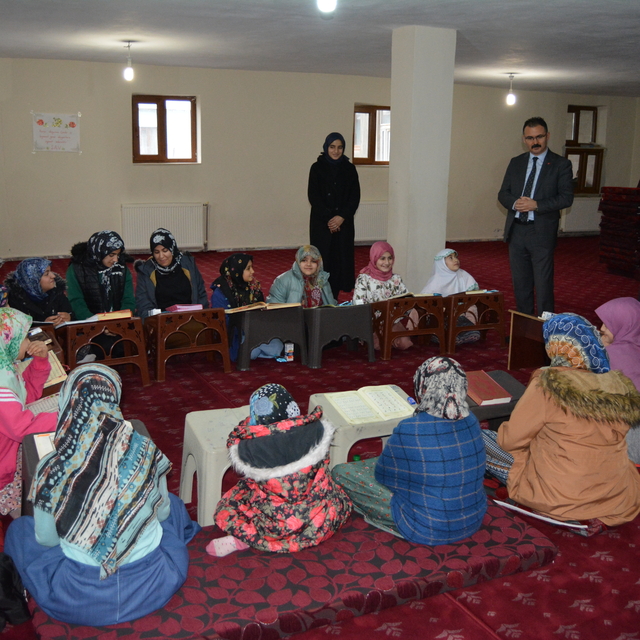 Şemdinli Kaymakam Ateş, Kur'an kurslarını ziyaret etti