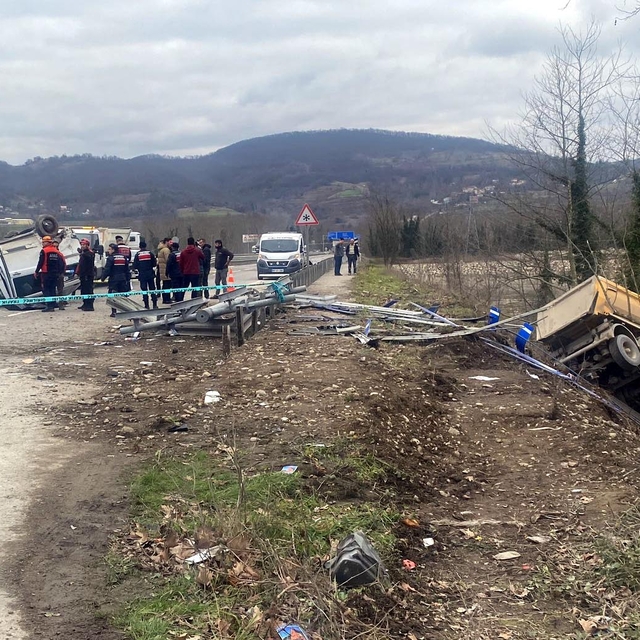 Kamyon, hafif ticari araca çarptı; 1 ölü, 2 yaralı