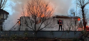 Sakarya'da çıkan yangında iki katlı ev kullanılamaz hale geldi