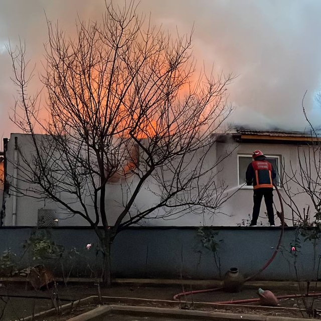 Sakarya'da çıkan yangında iki katlı ev kullanılamaz hale geldi