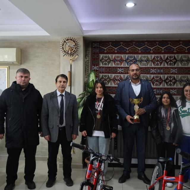 Bayat Belediye Başkanı Bodur'dan sporculara ödül
