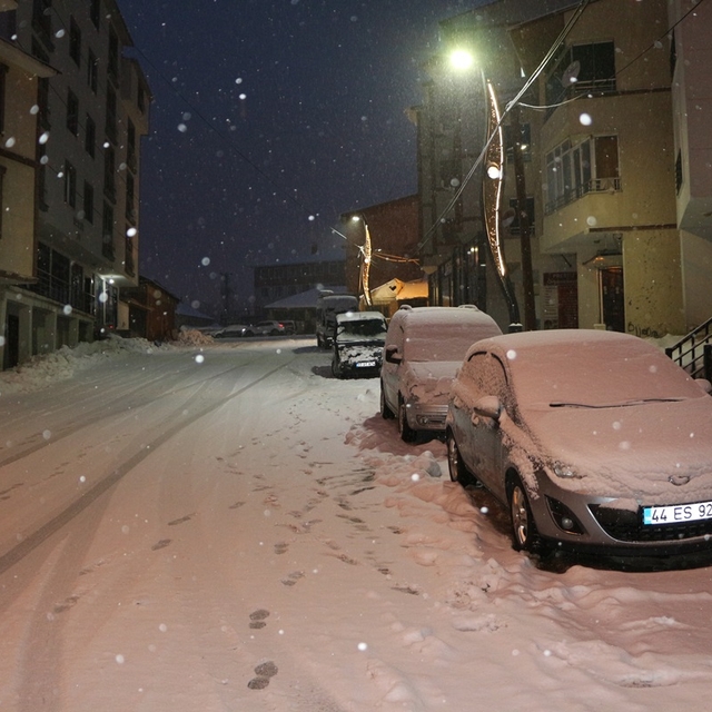 Karlıova'da kar 4 metreyi geçti, iş makinesi gözden kayboldu (2)