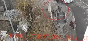 İki öğretmenin sokaktaki tekme ve yumruklu kavgası kamerada