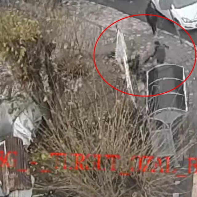 İki öğretmenin sokaktaki tekme ve yumruklu kavgası kamerada