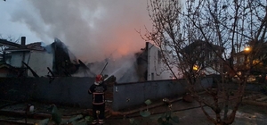 Sakarya'da 2 katlı ev yangında kullanılamaz hale geldi