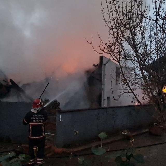 Sakarya'da 2 katlı ev yangında kullanılamaz hale geldi