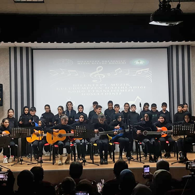 Bingöl'de köy okulu öğrencilerinden müzik ziyafeti