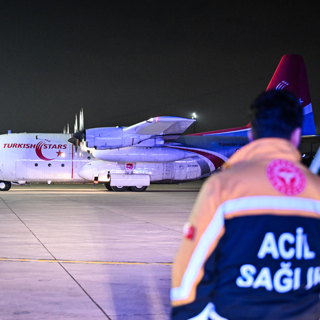 Gazzeli hasta ve refakatçilerini taşıyan askeri uçak Ankara'ya indi