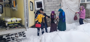 Yolu kardan kapanan mezrada rahatsızlanan hamile kadın, paletli ambulansla alındı