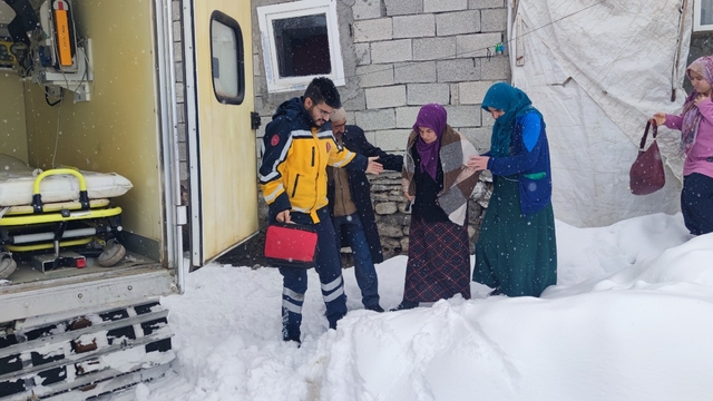 Yolu kardan kapanan mezrada rahatsızlanan hamile kadın, paletli ambulansla alındı