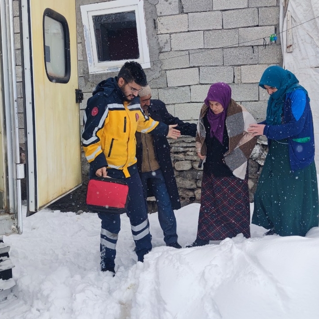 Yolu kardan kapanan mezrada rahatsızlanan hamile kadın, paletli ambulansla...