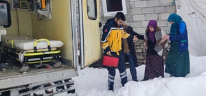Ağrı'da yolu kardan kapanan mezrada rahatsızlanan hamile kadın hastaneye ka...