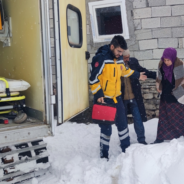 Ağrı'da yolu kardan kapanan mezrada rahatsızlanan hamile kadın hastaneye ka...