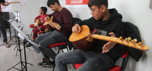 Malatya'da konteyner kentte çocuklar bağlama çalmayı öğreniyor
