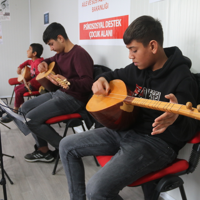 Malatya'da konteyner kentte çocuklar bağlama çalmayı öğreniyor