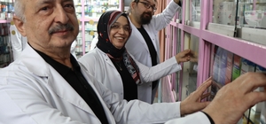 Dedesi ve annesinin izinden giden genç okulunu bitirip eczacı oldu