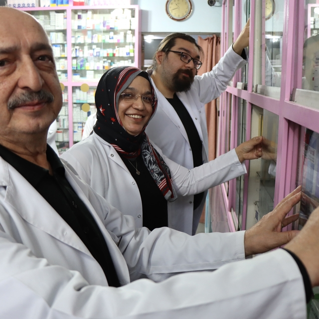 Dedesi ve annesinin izinden giden genç okulunu bitirip eczacı oldu