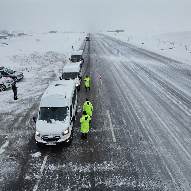 Karlıova'da öğrenci servisleri denetlendi