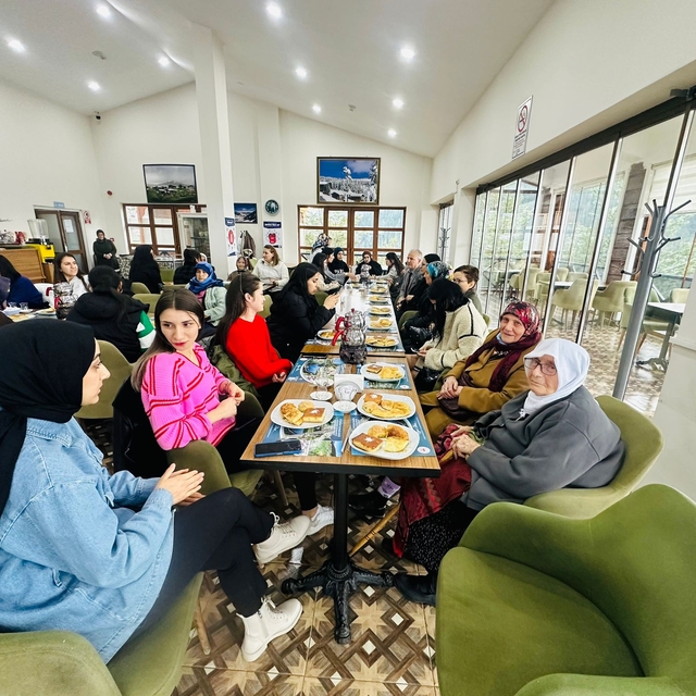 Şavşat'ta yaşlılar yaşam merkezi sakinleri için moral programı düzenlendi