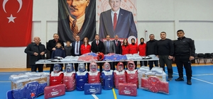 Suluova Kaymakamlığı sporculara malzeme desteğinde bulundu