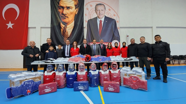 Suluova Kaymakamlığı sporculara malzeme desteğinde bulundu