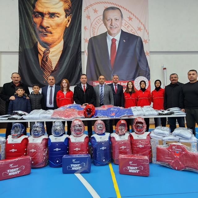 Suluova Kaymakamlığı sporculara malzeme desteğinde bulundu