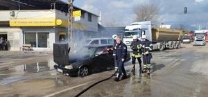 Kozan'da seyir halindeki otomobil yandı