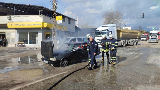 Kozan'da seyir halindeki otomobil yandı