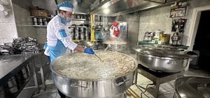 Muradiye'de kazanları ihtiyaç sahipleri için kaynıyor