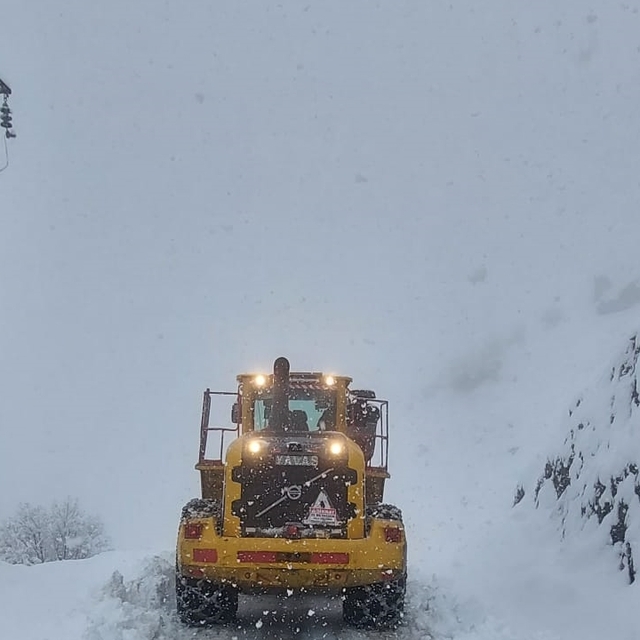 Şemdinli'de yolu kardan kapanan mezrada mahsur kalan hasta hastaneye yetişt...