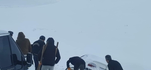 Özalp'te yolda mahsur kalanlar karla mücadele ekiplerince kurtarıldı