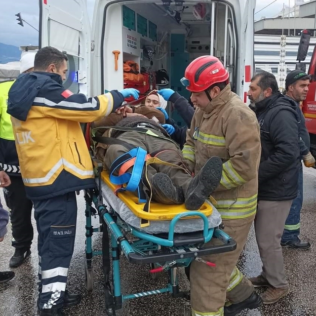 Hatay'da otomobille tırın çarpışması sonucu 2 kişi yaralandı
