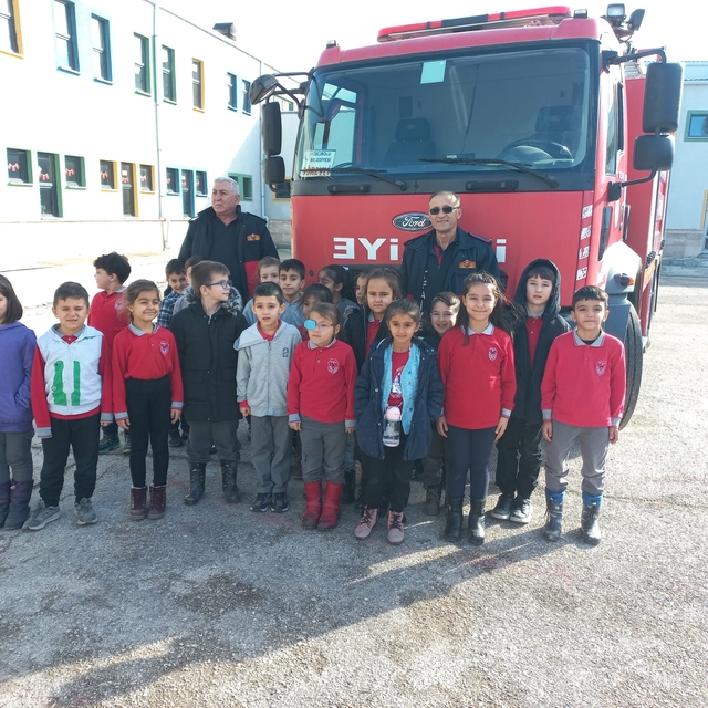 Gelibolulu itfaiyecilerden kendilerine şiir yazan öğrencilere ziyaret