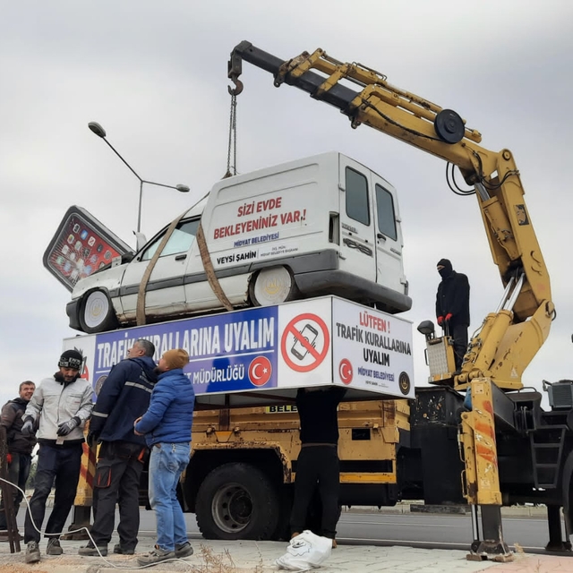 Midyat'ta trafik kazalarını önlemek için hurda araçlarla farkındalık çalışm...