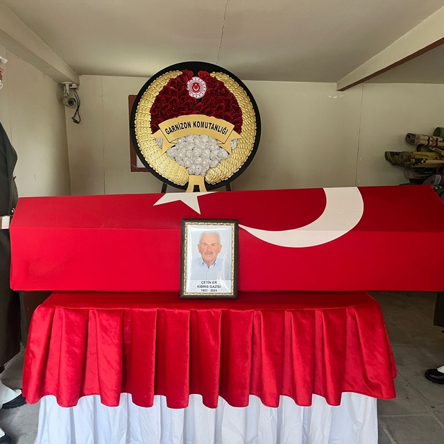 Vefat eden Kıbrıs gazisi Çetin Er'in cenazesi toprağa verildi