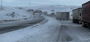 Tendürek Geçidi kardan kapandı, çoğu TIR onlarca araç mahsur kaldı