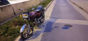 Adana'da beton bariyere çarpan motosikletteki 2 kişi yaralandı