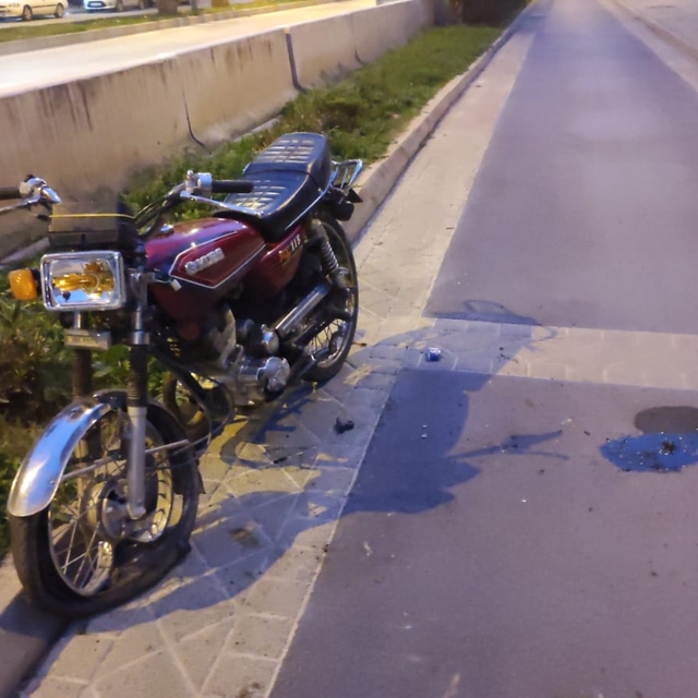Adana'da beton bariyere çarpan motosikletteki 2 kişi yaralandı